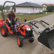 Kubota B 1241 s čelním nakladačem, půdním kultivátorem a jednostranným pluhem