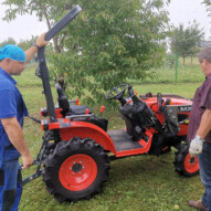 Kubota B 1241 s čelním nakladačem, půdním kultivátorem a jednostranným pluhem