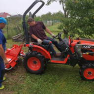 Kubota B 1241 s čelním nakladačem, půdním kultivátorem a jednostranným pluhem