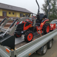 Kubota B 1241 s čelním nakladačem, půdním kultivátorem a jednostranným pluhem