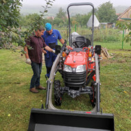 Kubota B 1241 s čelním nakladačem, půdním kultivátorem a jednostranným pluhem